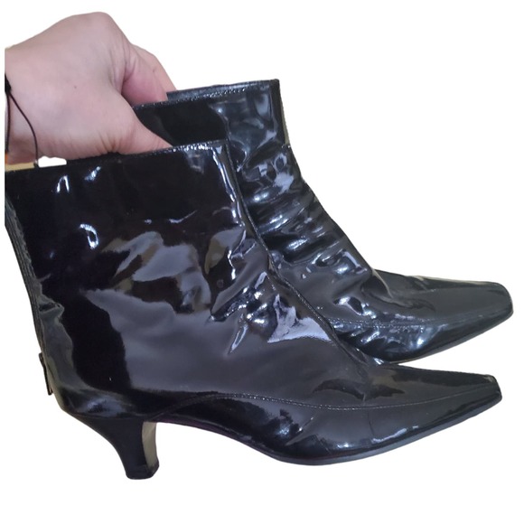 AEROSOLES Shoes - Aerosoles shiny leather black booties 9 zip up kitten heel small defects Read